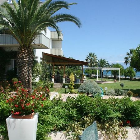 Batis Hotel Livanatai Exterior photo