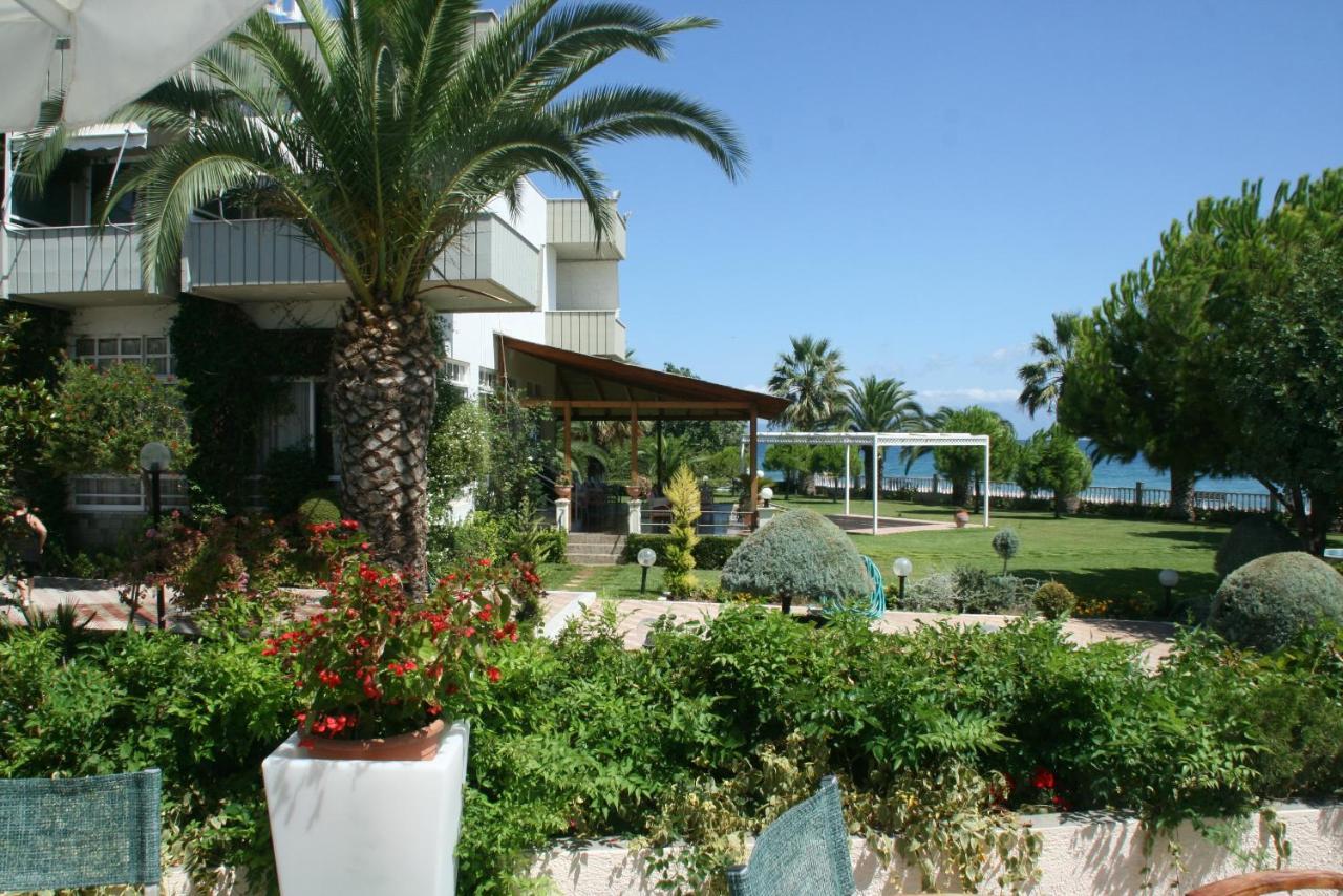 Batis Hotel Livanatai Exterior photo