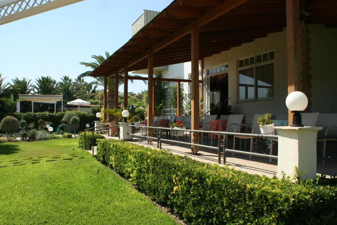 Batis Hotel Livanatai Exterior photo
